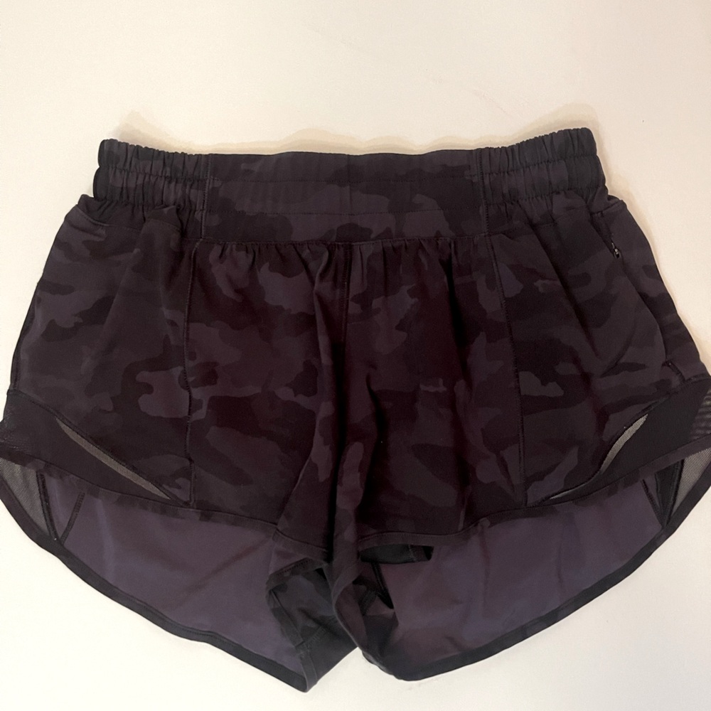 Women's Lululemon Black Camo regular rise lined 2.5” Shorts